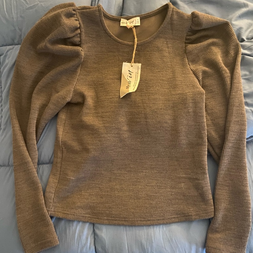 Puff sleeve top. NWT from Love Riche.